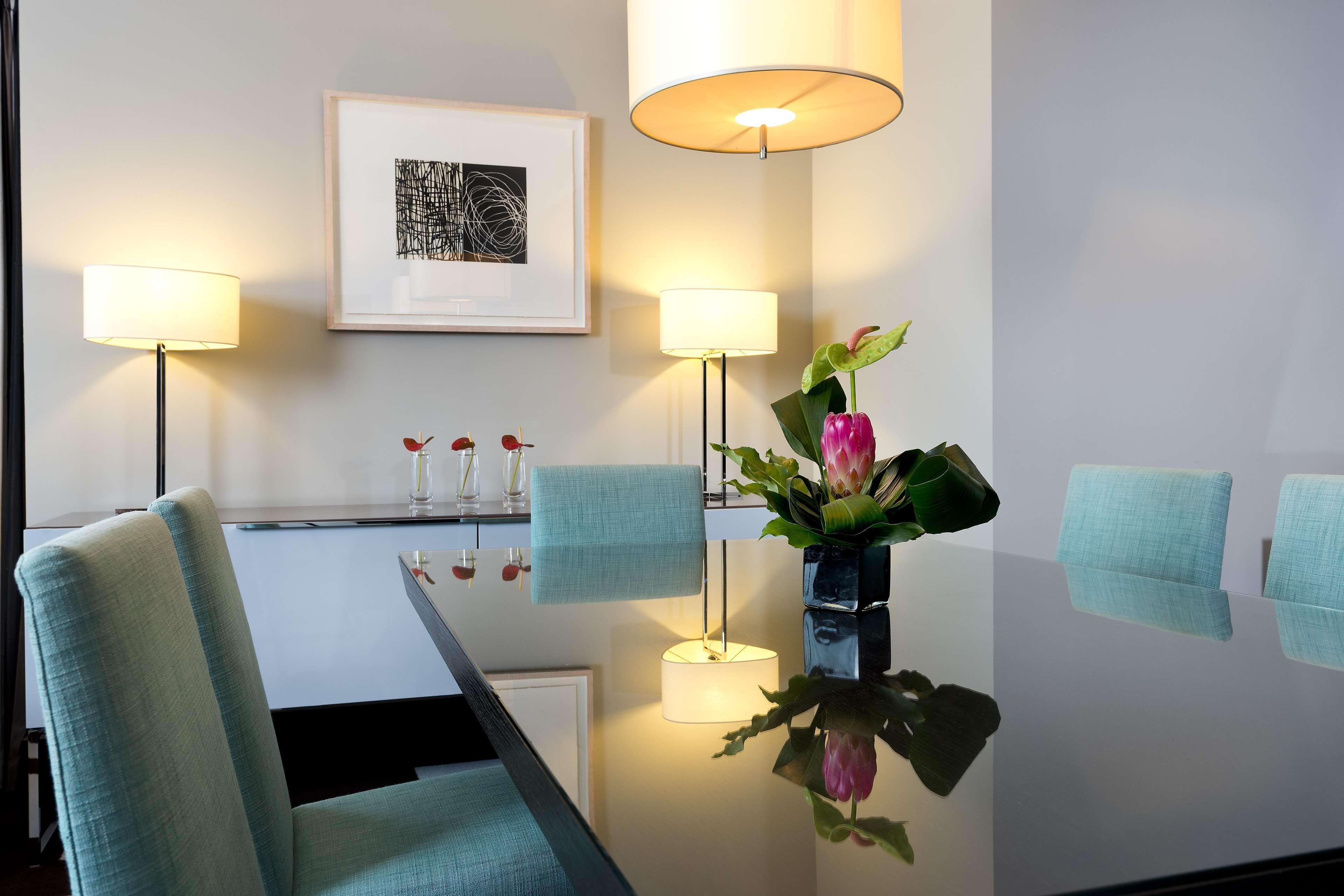The Fitzwilliam Hotel Belfast Luaran gambar A table lamp