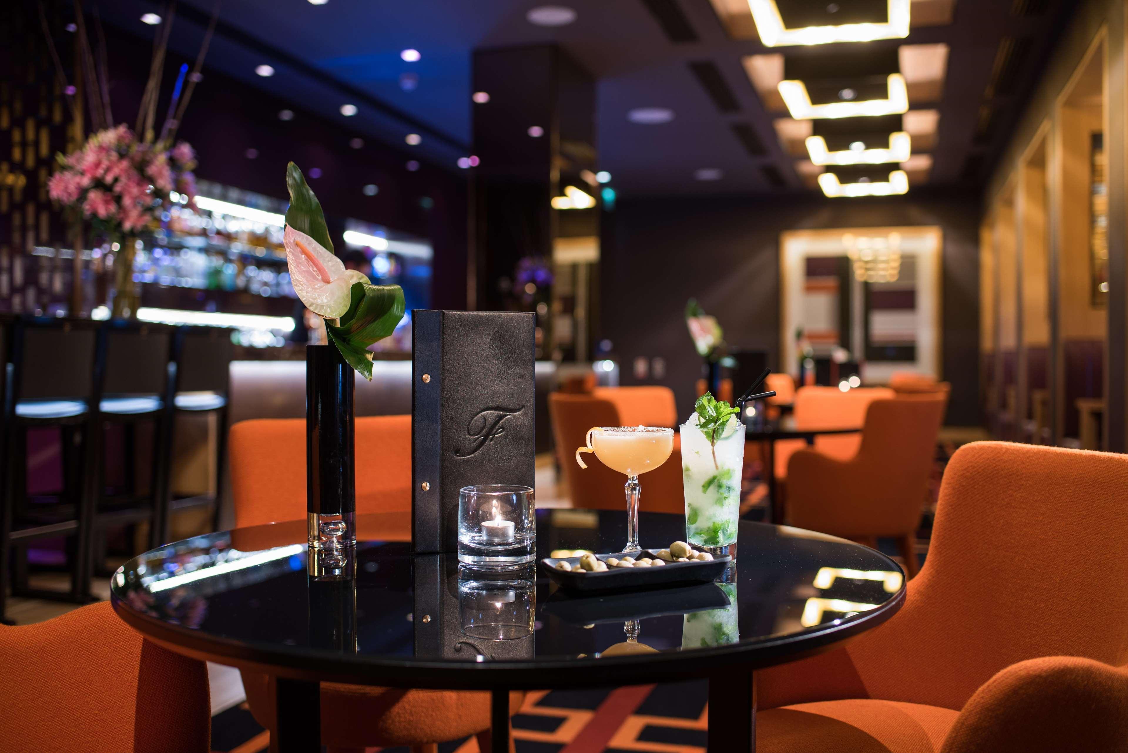 The Fitzwilliam Hotel Belfast Luaran gambar The bar at the hotel