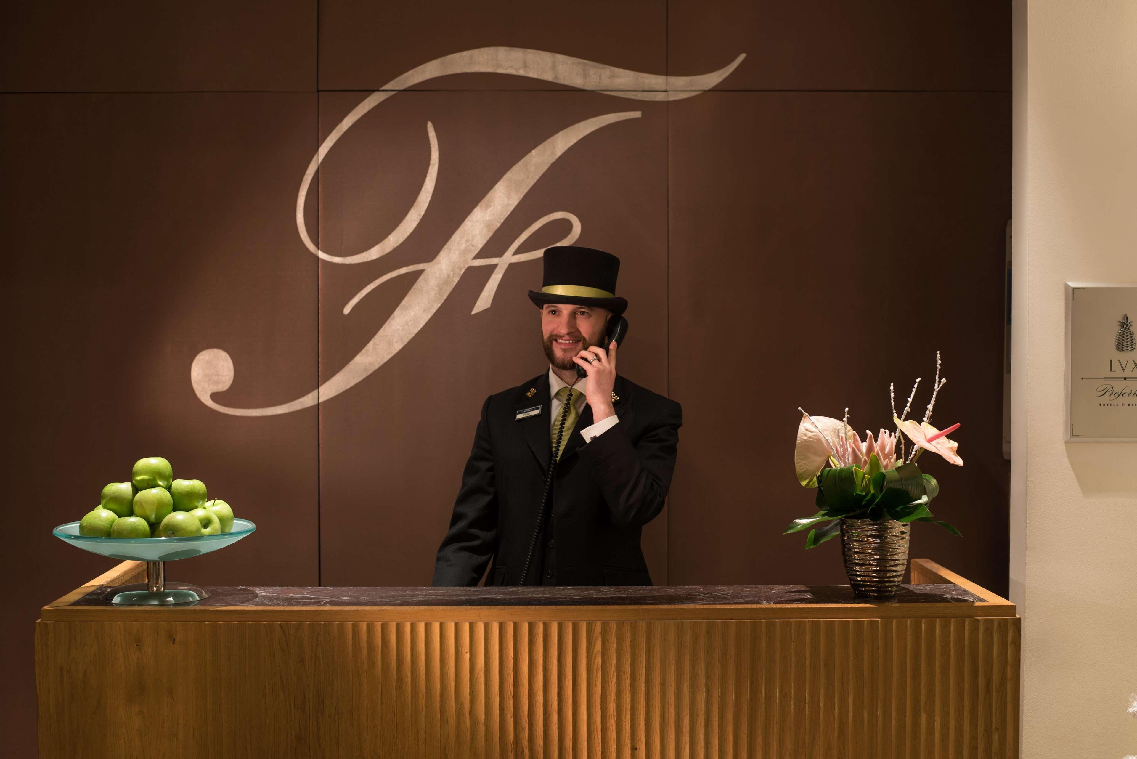 The Fitzwilliam Hotel Belfast Luaran gambar Concierge at the Four Seasons Hotel, Milan