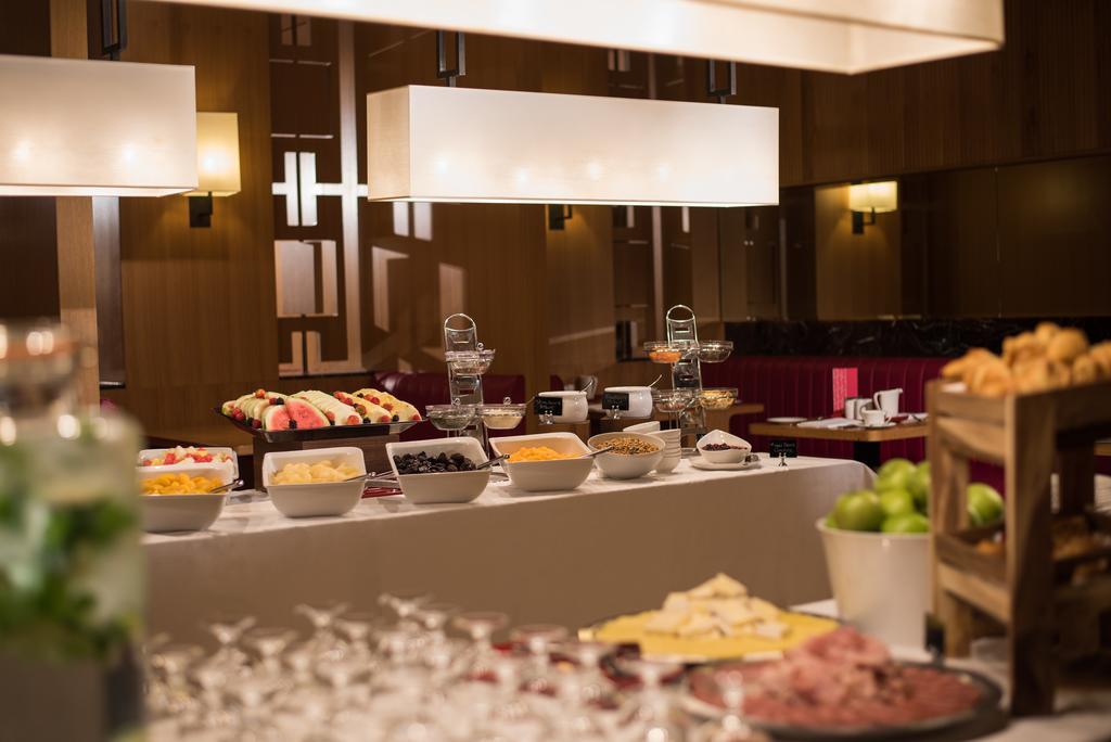 The Fitzwilliam Hotel Belfast Luaran gambar The buffet at the hotel